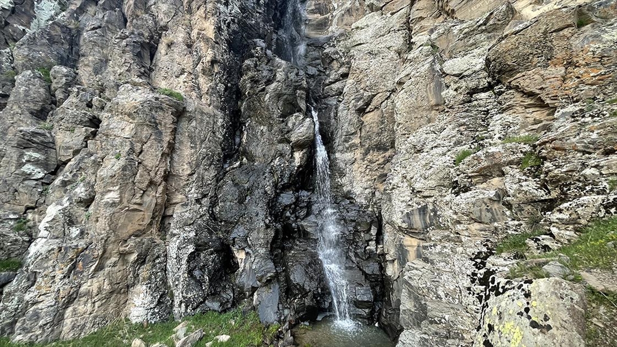 Ağrı’daki Bintosun Şelalesi keşfedilmeyi bekliyor Ağrı’daki Bintosun Şelalesi keşfedilmeyi bekliyor