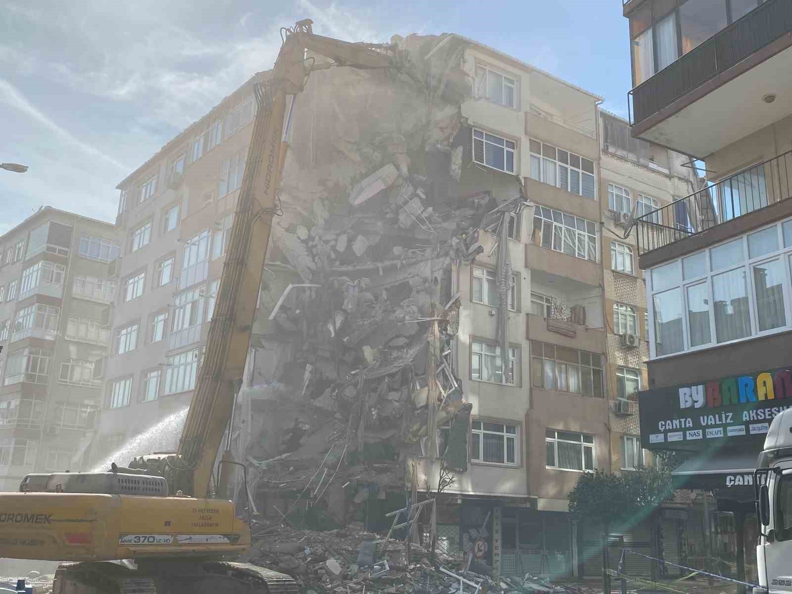 Bahçelievler’de kolonları çatlayan binanın yıkımına başlandı Bahçelievler’de kolonları çatlayan binanın yıkımına başlandı
