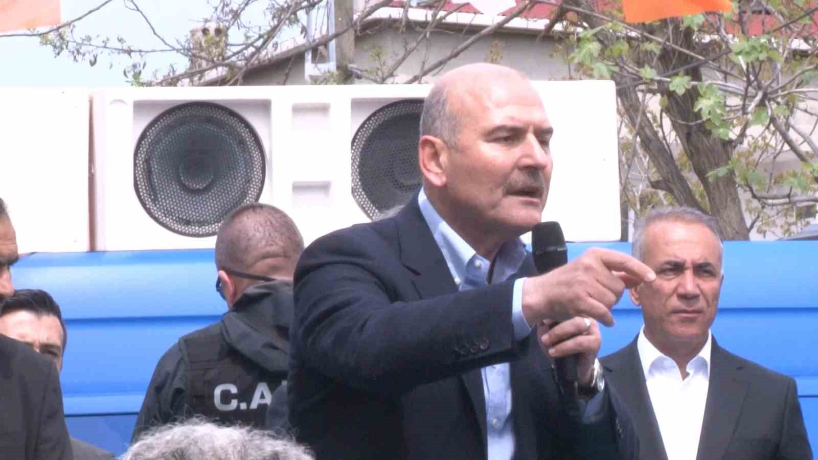 Bakan Soylu: “Polislerimiz terör kıyafetini giymiş milletvekili adayını kıskıvrak aldı” Bakan Soylu: “Polislerimiz terör kıyafetini giymiş milletvekili adayını kıskıvrak aldı”