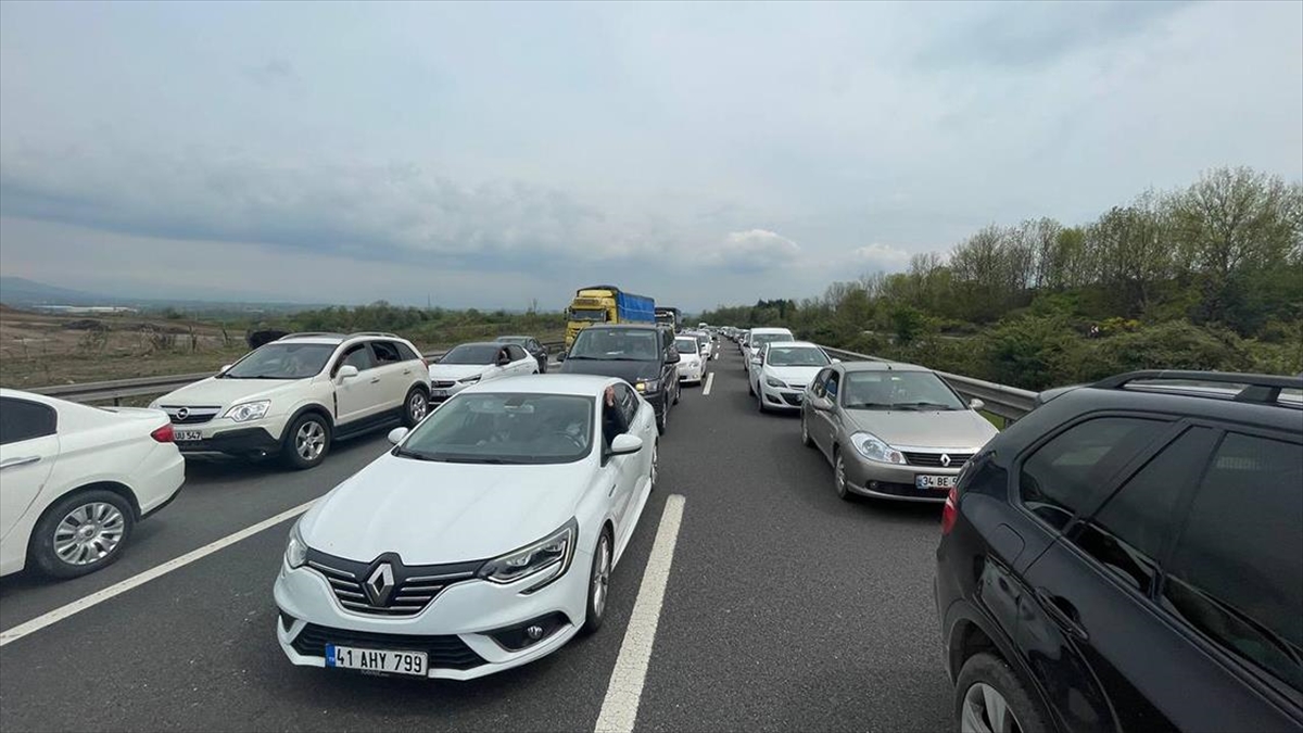 Bayram tatilinden dönenler Anadolu Otoyolu’nda akıcı yoğunluk oluşturuyor Bayram tatilinden dönenler Anadolu Otoyolu’nda akıcı yoğunluk oluşturuyor