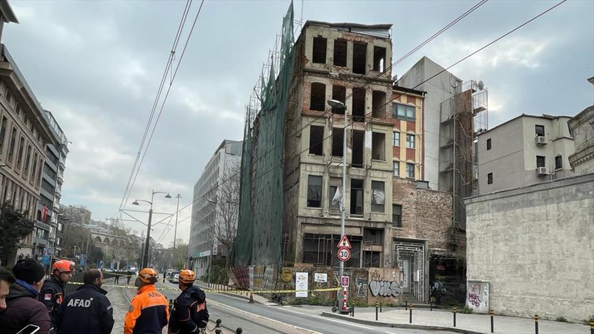 Beyoğlu’nda metruk binanın çökme riski nedeniyle çevrede güvenlik önlemi alındı Beyoğlu’nda metruk binanın çökme riski nedeniyle çevrede güvenlik önlemi alındı