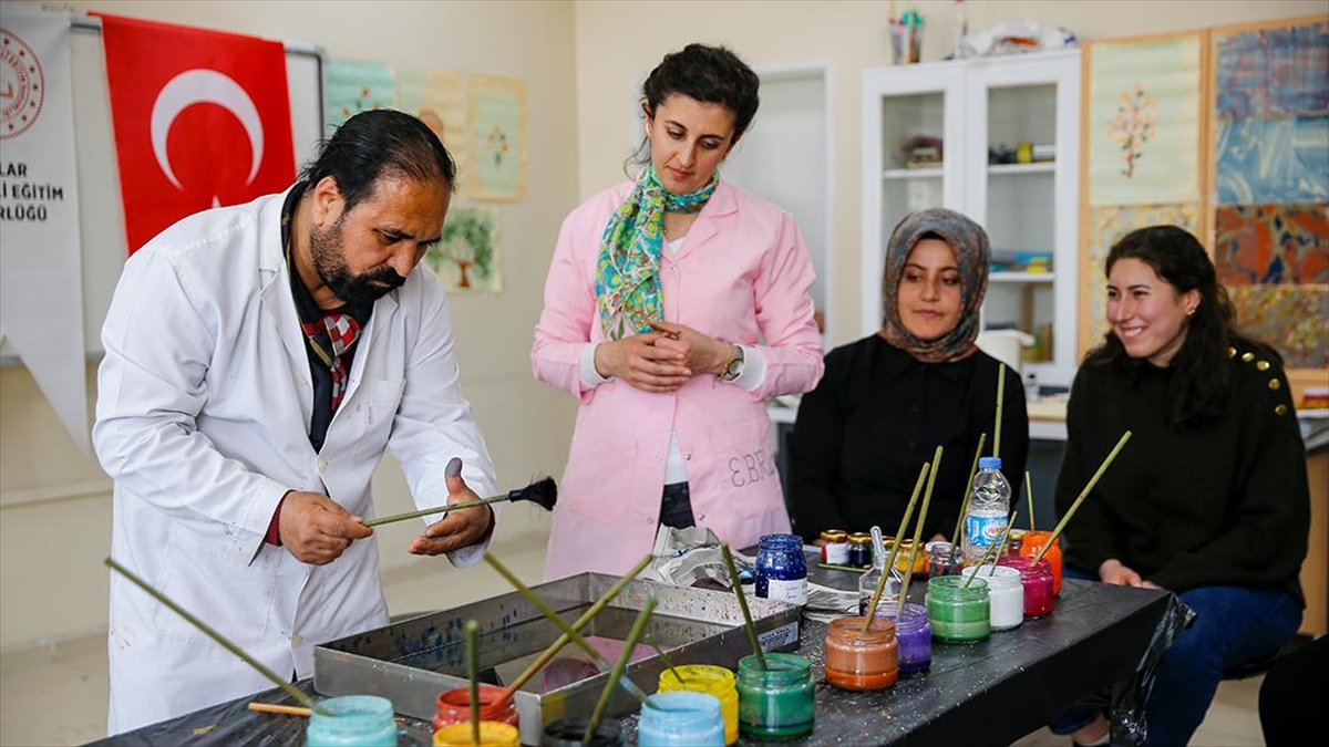 Diyarbakır’da öğretmenler depremin travmasından ebru sanatıyla uzaklaştı Diyarbakır’da öğretmenler depremin travmasından ebru sanatıyla uzaklaştı