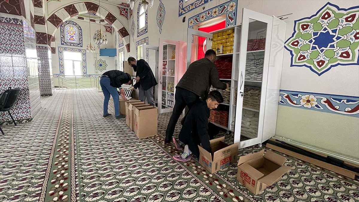Elazığ’da camideki “paylaşım dolabı” depremzedeler için doluyor Elazığ’da camideki “paylaşım dolabı” depremzedeler için doluyor