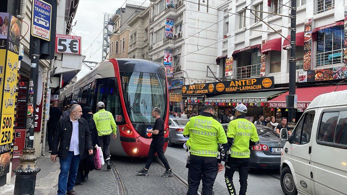 Eminönü-Sultanahmet arasındaki tramvay seferleri yeniden başladı Eminönü-Sultanahmet arasındaki tramvay seferleri yeniden başladı