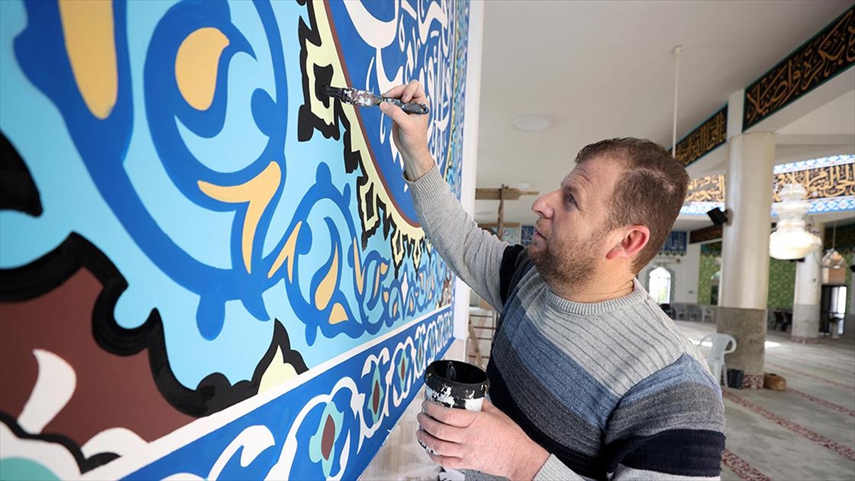 Filistinli hattat, camilerin içini tezyin ediyor Filistinli hattat, camilerin içini tezyin ediyor