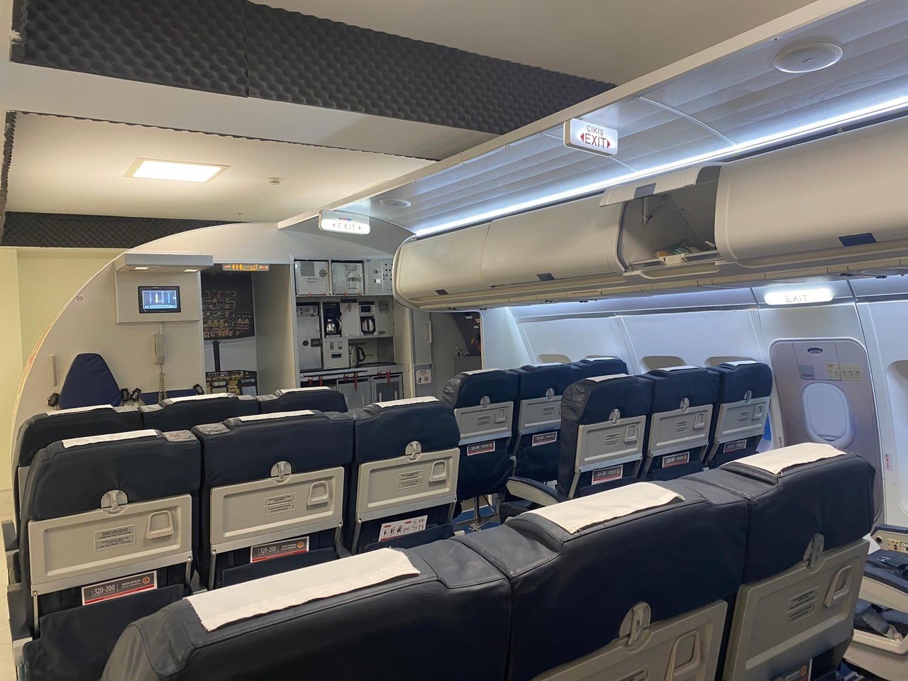 İzmir’in ilk gerçek uçak kesiti sınıfında uygulamalı eğitim başladı İzmir’in ilk gerçek uçak kesiti sınıfında uygulamalı eğitim başladı