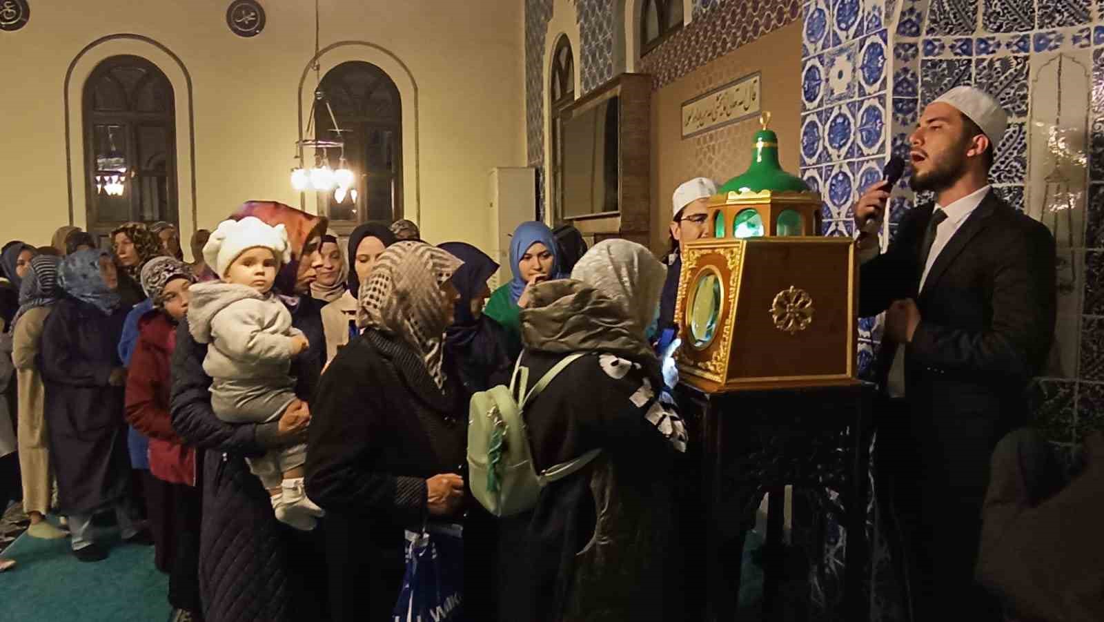 Kadir Gecesi’nde Sakal-ı Şerif ziyaretçi akınına uğradı