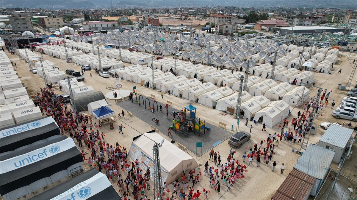 Kocaeli Büyükşehir Belediyesi, Defne’de depremzede çocuklar için bayram eğlencesi düzenledi