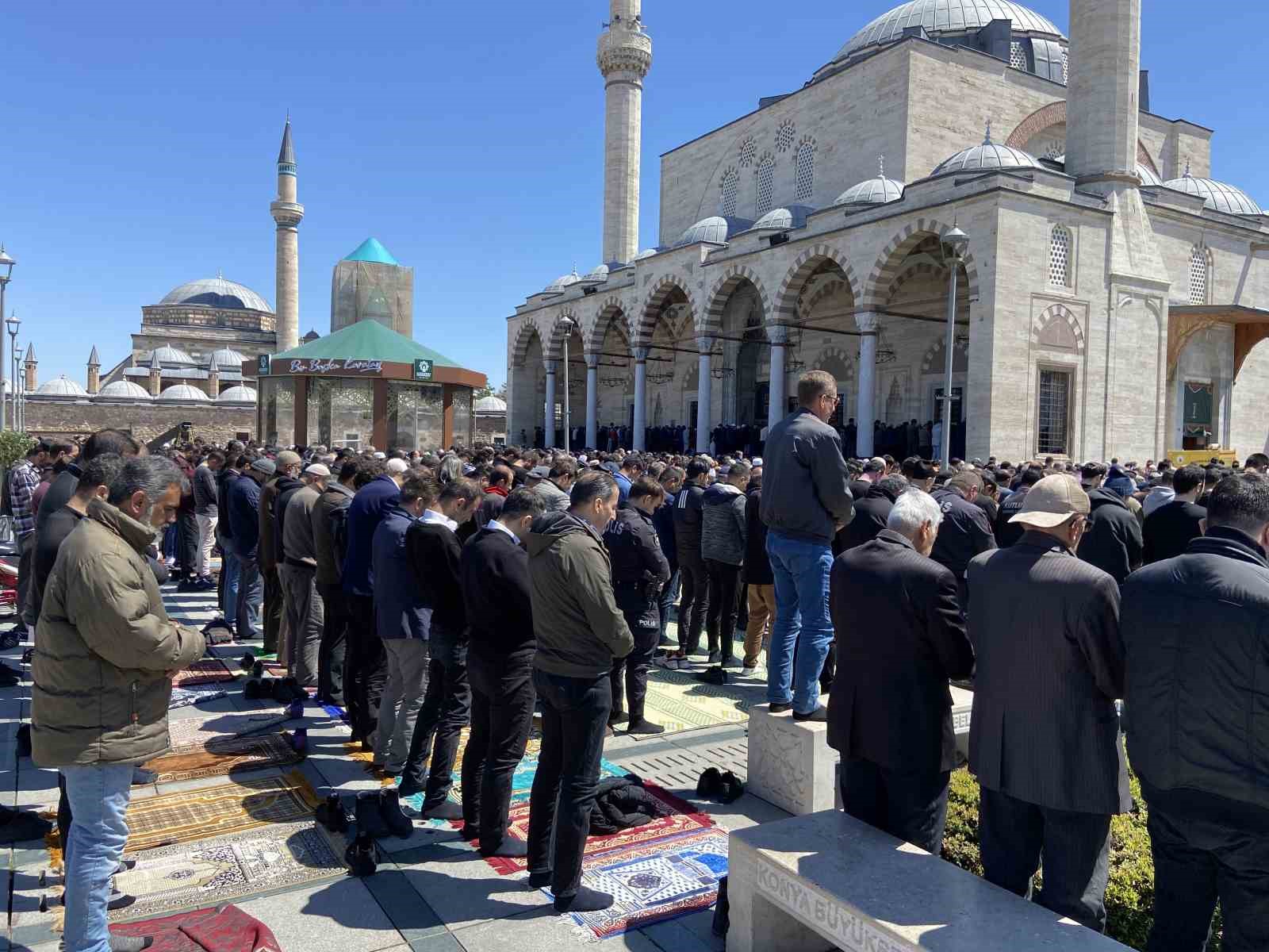 Konya’da Ramazan ayının son Cuma namazı kılındı Konya’da Ramazan ayının son Cuma namazı kılındı