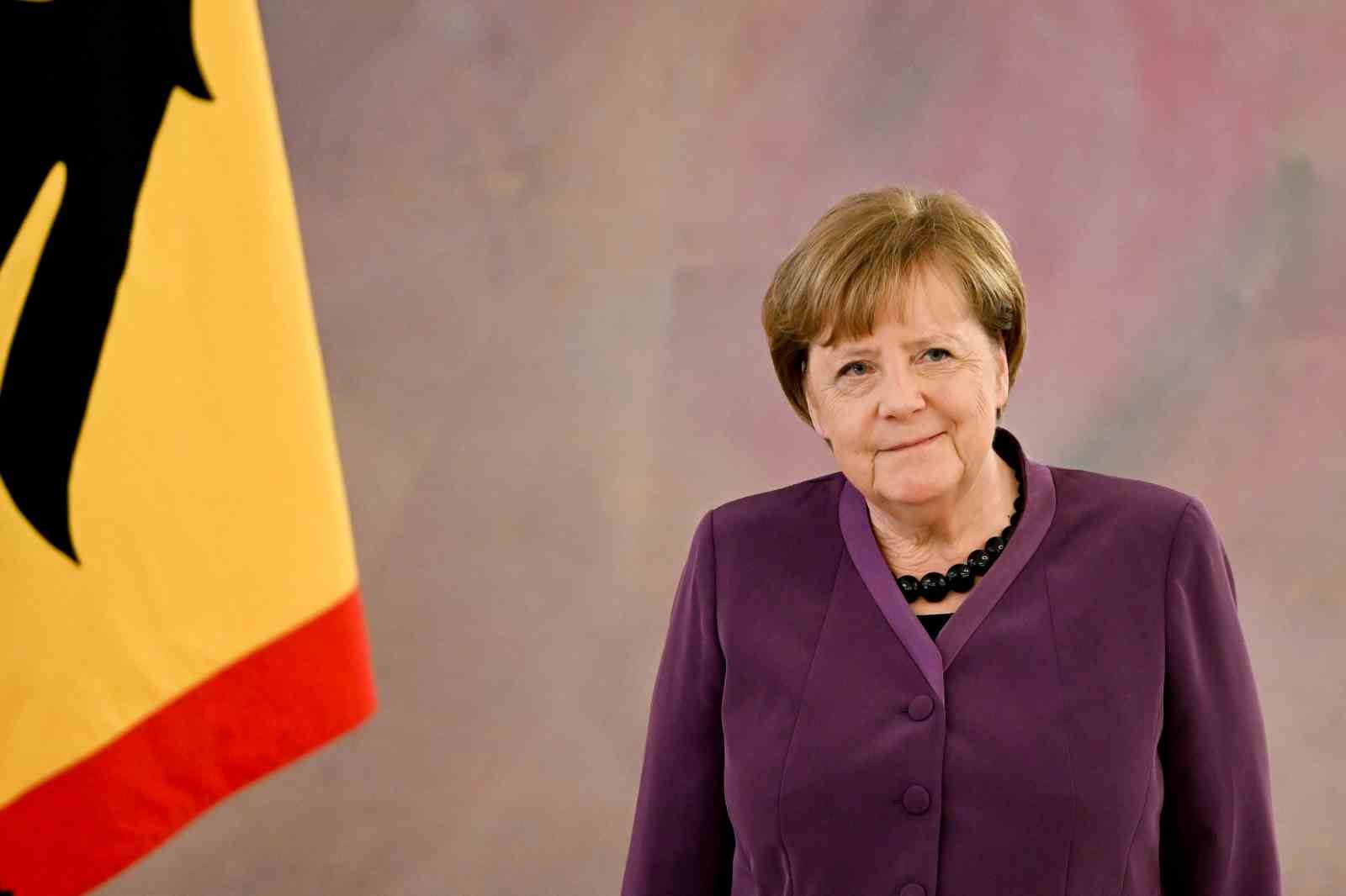 Merkel’e Almanya’nın en yüksek liyakat nişanı verildi Merkel’e Almanya’nın en yüksek liyakat nişanı verildi