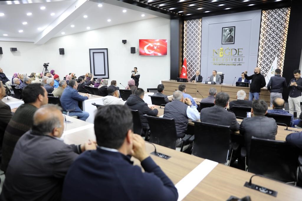 Niğdeli depremzedelerden Başkan Özdemir’e teşekkür Niğdeli depremzedelerden Başkan Özdemir’e teşekkür