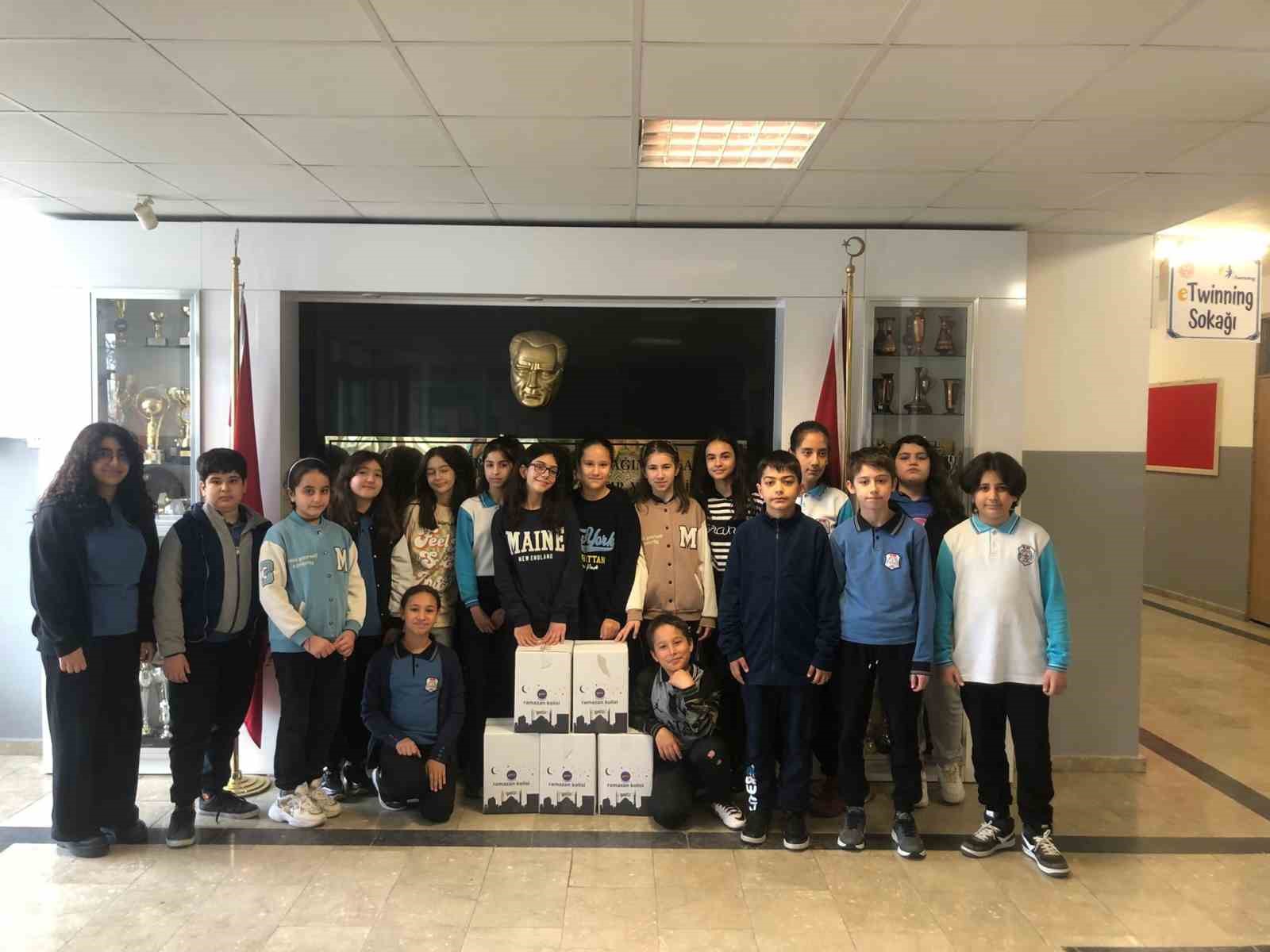 Okulda ürettikleri bileklikleri satarak depremzedelere yardımda bulundular Okulda ürettikleri bileklikleri satarak depremzedelere yardımda bulundular