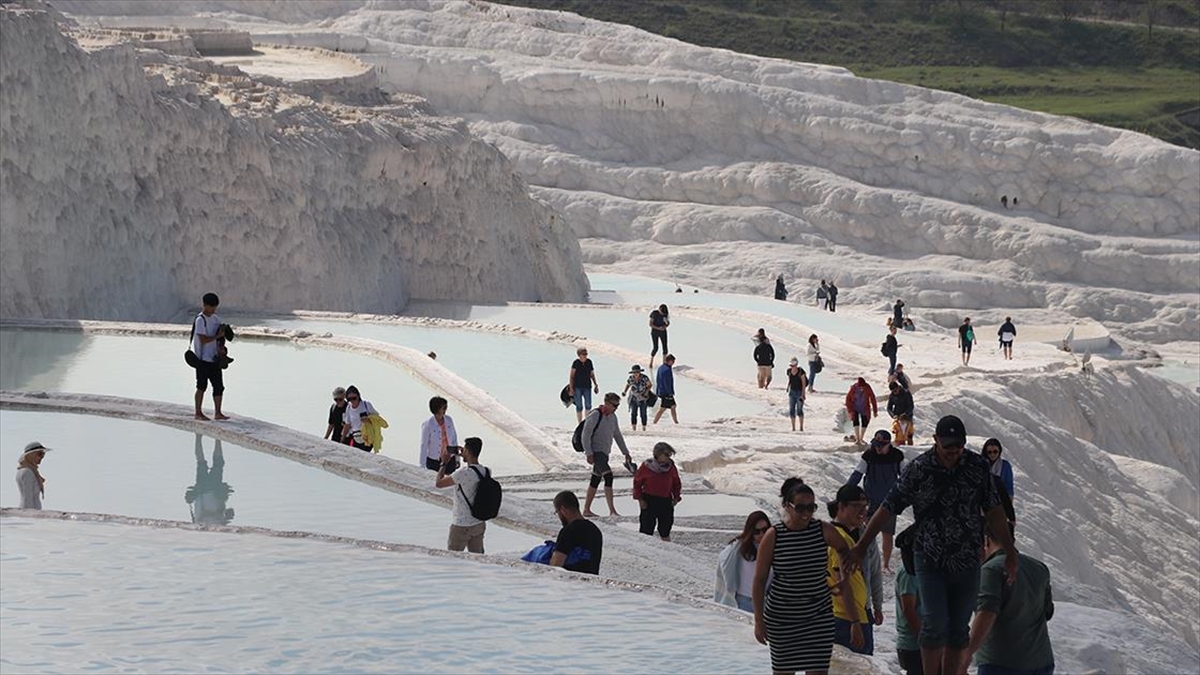 Pamukkale bayramda ziyaretçilerini ağırlıyor Pamukkale bayramda ziyaretçilerini ağırlıyor