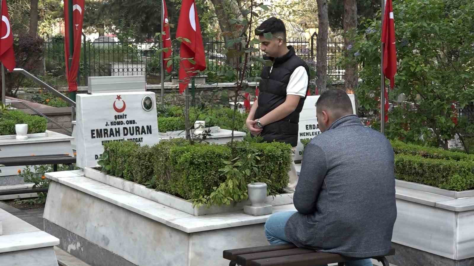 Şehit yakınları bayramın ilk ziyaretinde şehitliğe koştu Şehit yakınları bayramın ilk ziyaretinde şehitliğe koştu