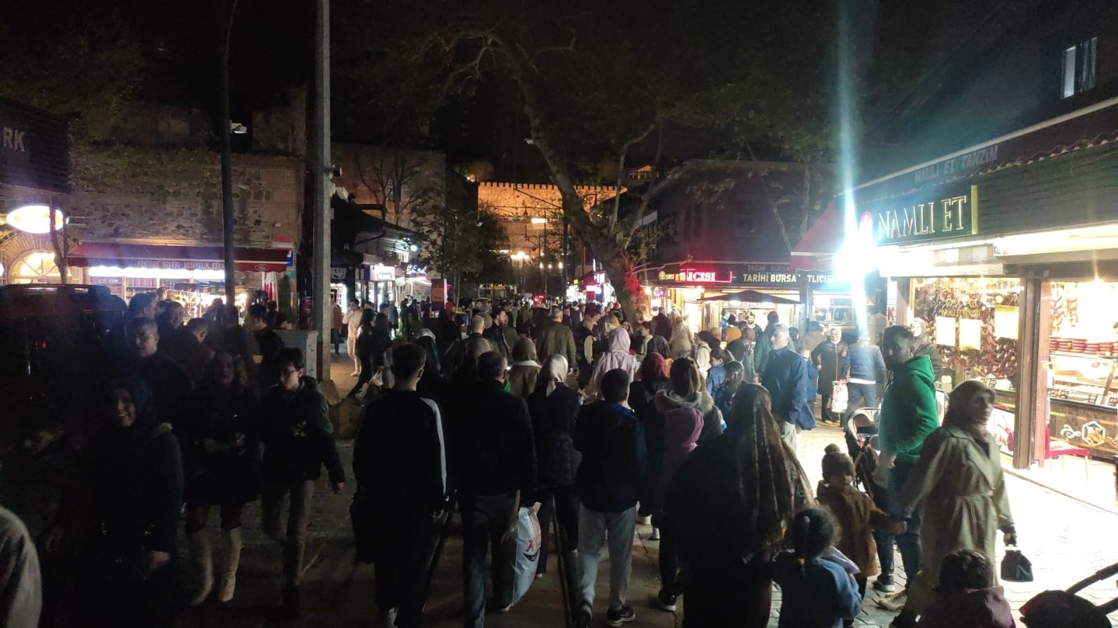 Tarihi çarşıda bayram kalabalığı Tarihi çarşıda bayram kalabalığı