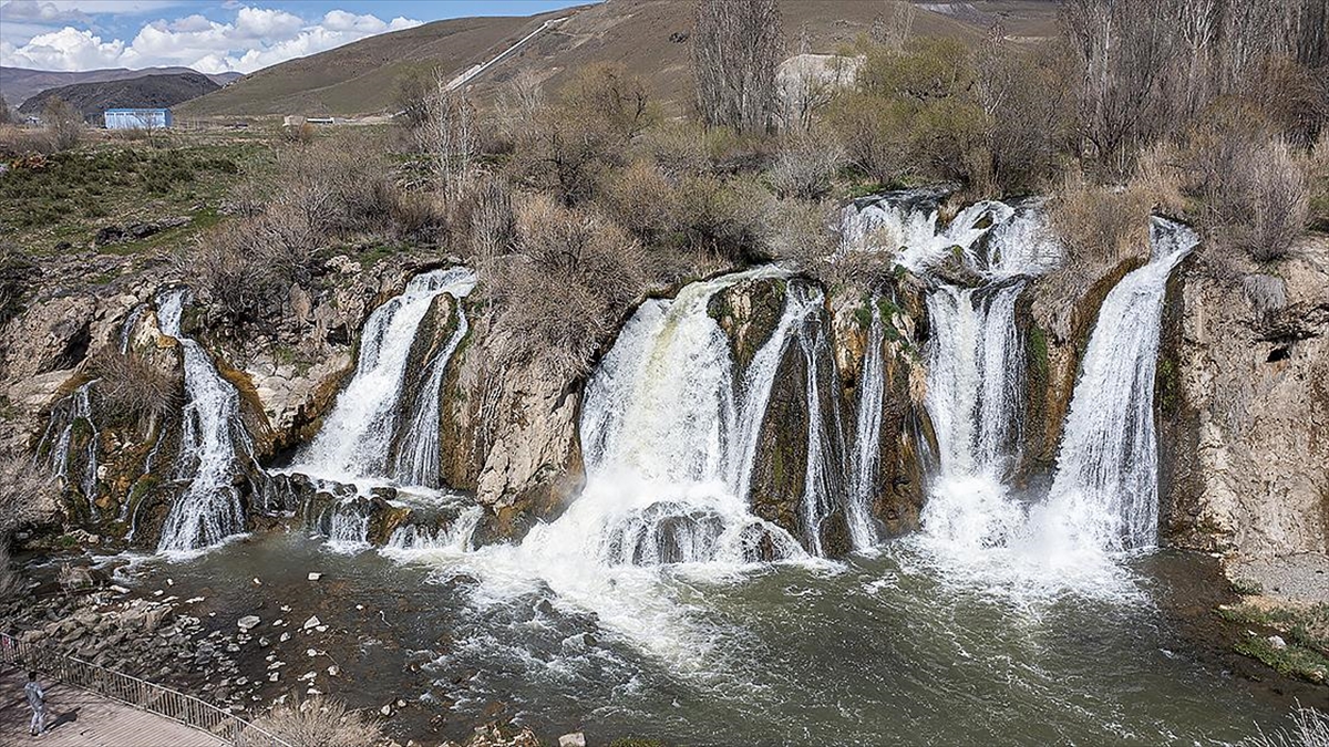 Yağışlar Muradiye Şelalesi’nin debisini yükseltti