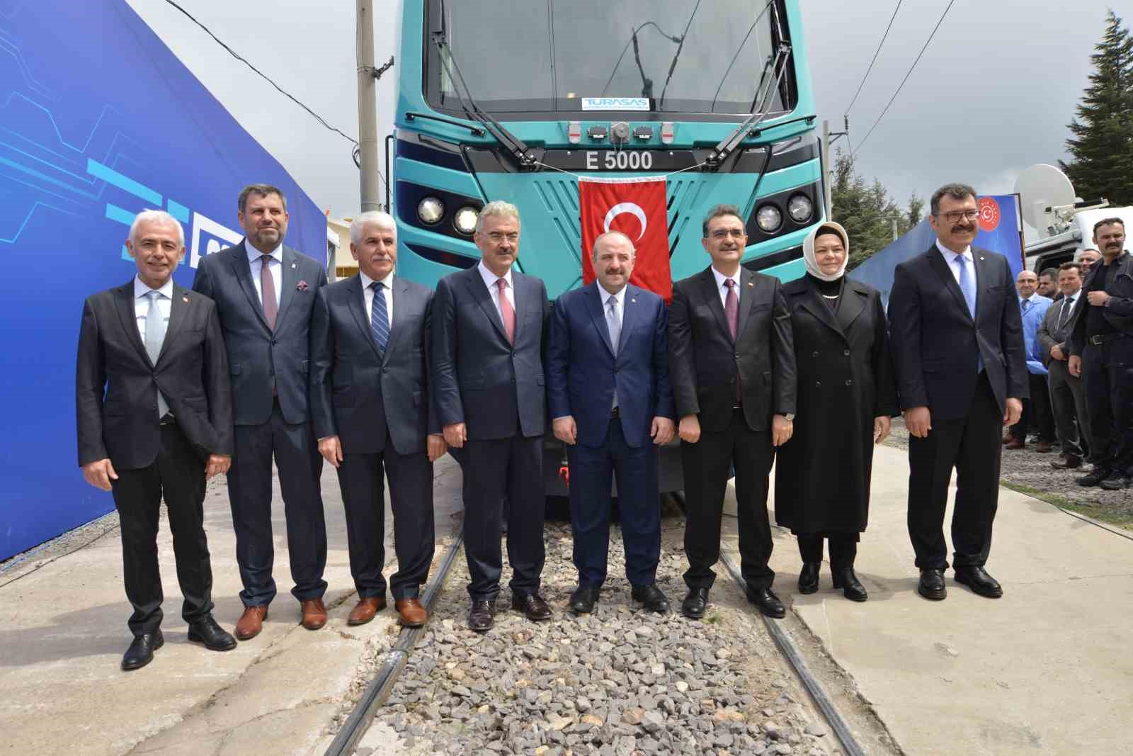 Yerli ve milli ‘Elektrikli Ana Hat Lokomotifi E5000’ törenle raya indirildi Yerli ve milli ‘Elektrikli Ana Hat Lokomotifi E5000’ törenle raya indirildi