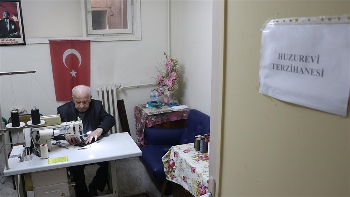 90 yaşındaki Cavit Debreli terziliğini huzurevinde de sürdürüyor 90 yaşındaki Cavit Debreli terziliğini huzurevinde de sürdürüyor