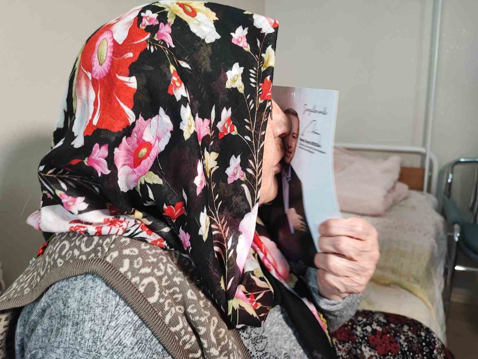 95 yaşındaki Latife ninenin tek isteği Cumhurbaşkanı Erdoğan’ı görmek 95 yaşındaki Latife ninenin tek isteği Cumhurbaşkanı Erdoğan’ı görmek