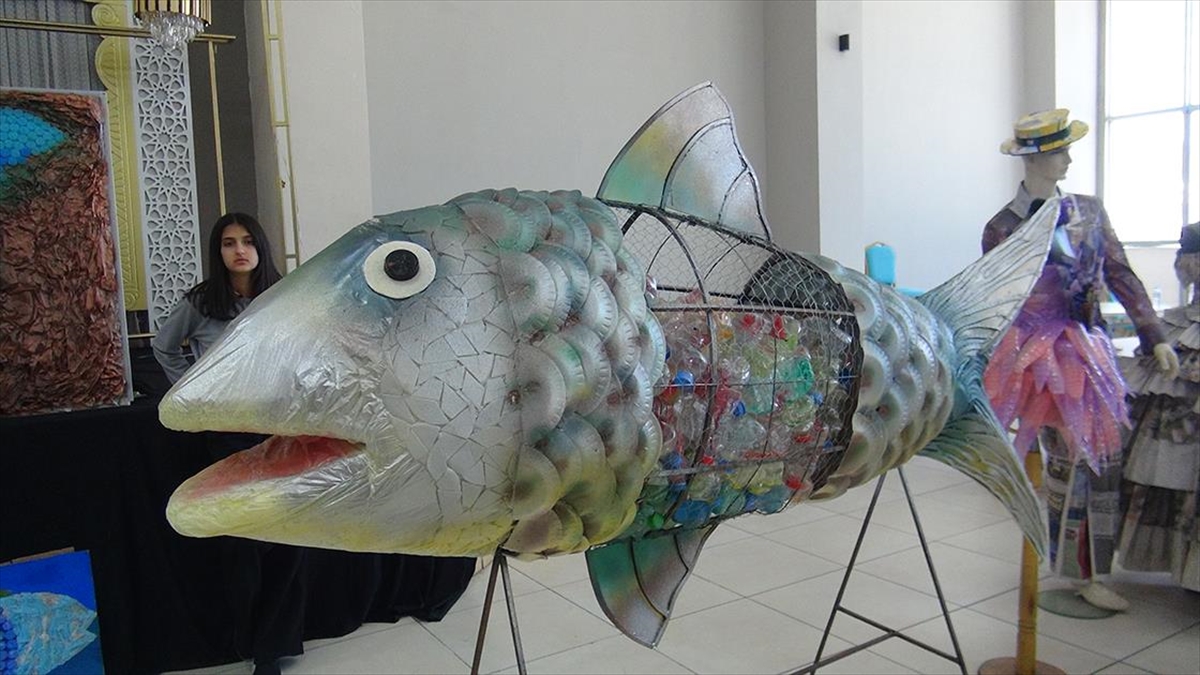 Bitlis’te öğrencilerin geri dönüşüm malzemelerinden yaptığı eserler sergilendi