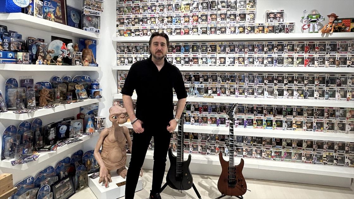 Çocukken hayranı olduğu uzaylı E.T’nin 400 objesini topladı Çocukken hayranı olduğu uzaylı E.T’nin 400 objesini topladı