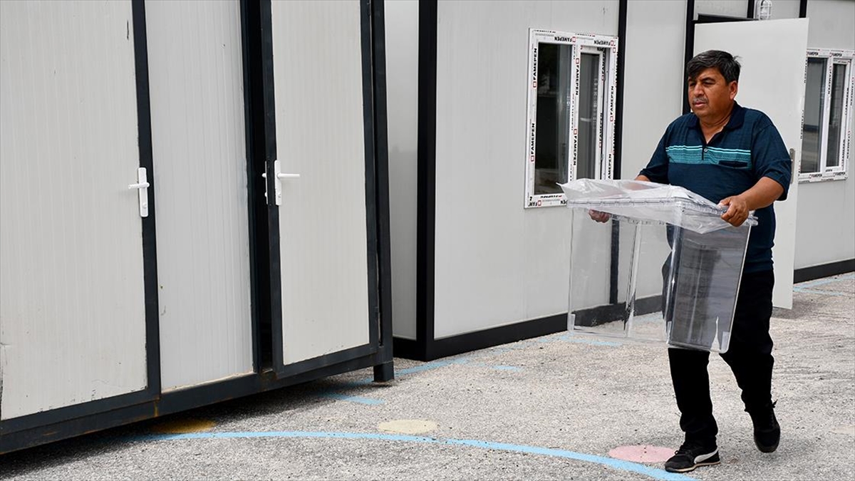 Depremlerden etkilenen Hatay’da seçim için sandıklar kurulmaya başlandı