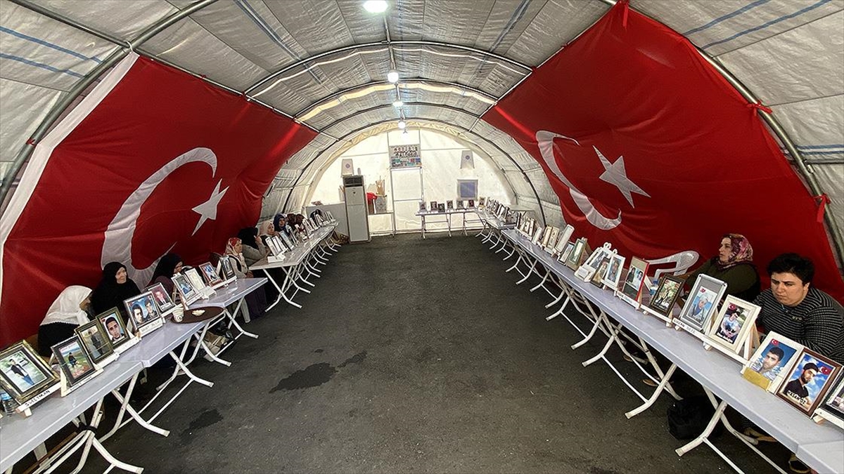 Diyarbakır anneleri çocuklarını bekliyor Diyarbakır anneleri çocuklarını bekliyor