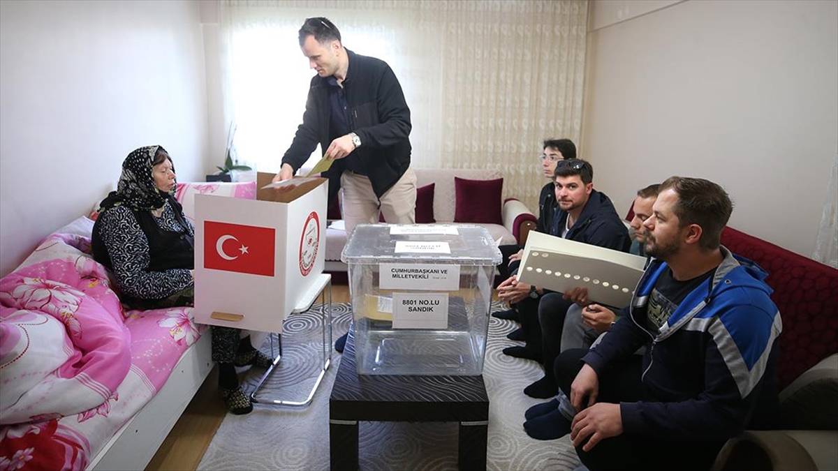 Hasta veya engelliler “seyyar sandık” ile oylarını kullandı