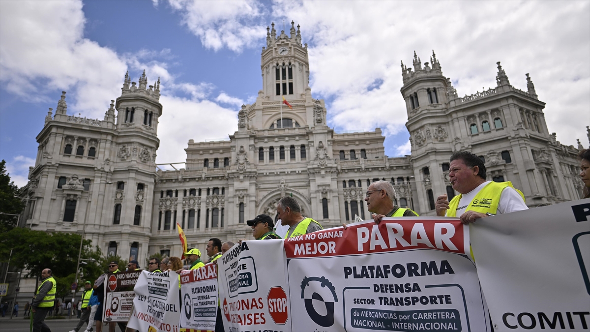 İspanya’da köylüler, kırsal yaşamın ve ekonominin korunması için Madrid’e yürüdü İspanya’da köylüler, kırsal yaşamın ve ekonominin korunması için Madrid’e yürüdü
