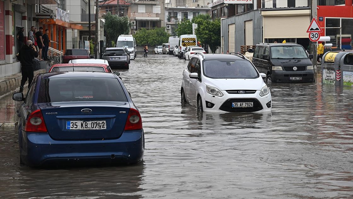İzmir’de sağanak hayatı olumsuz etkiledi İzmir’de sağanak hayatı olumsuz etkiledi