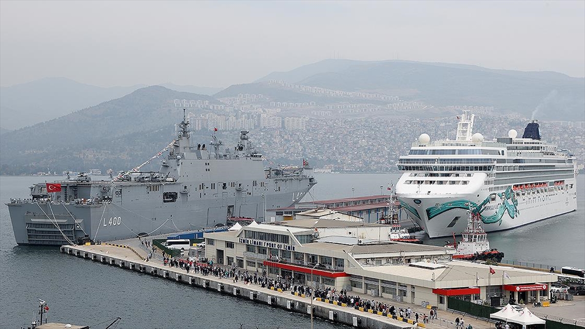 İzmir’de TCG Anadolu’nun yanına 2298 yolculu kruvaziyer demirledi