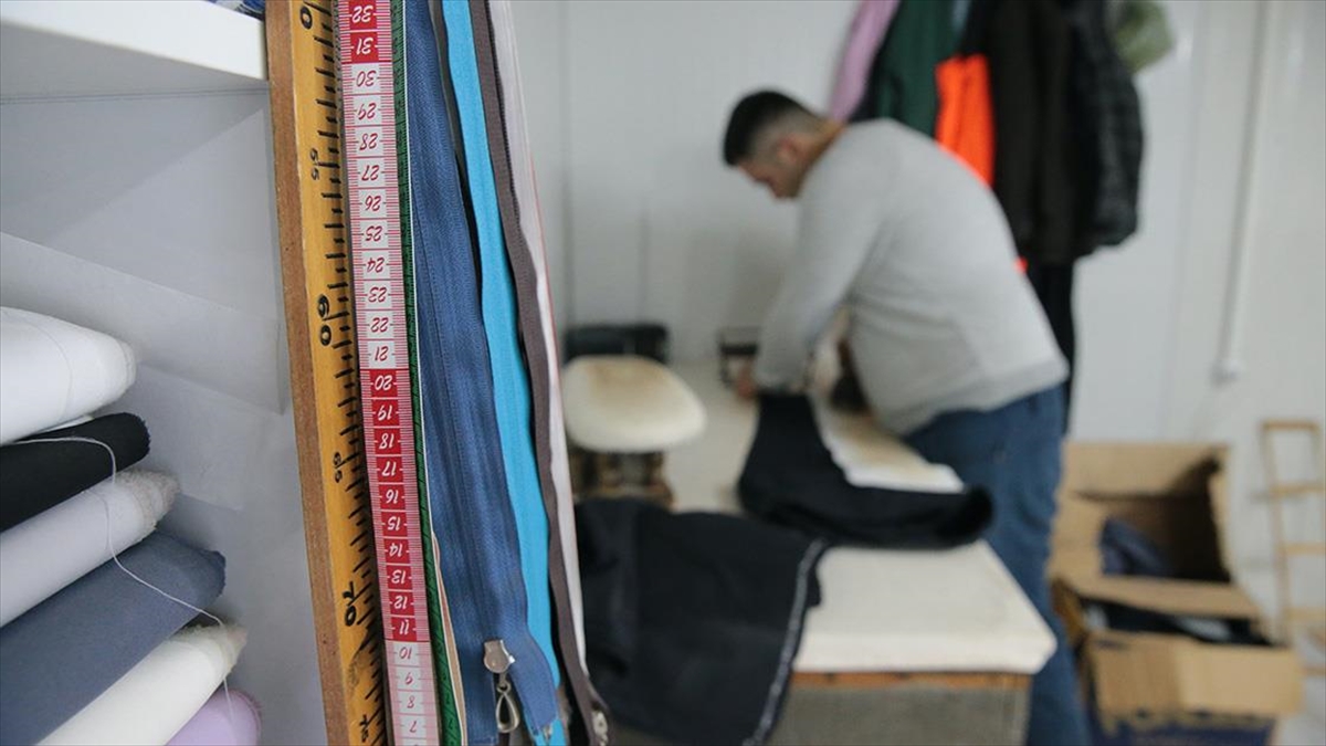 Kahramanmaraş’ta 31 yıllık terzi konteyner dükkanında işbaşı yaptı Kahramanmaraş’ta 31 yıllık terzi konteyner dükkanında işbaşı yaptı