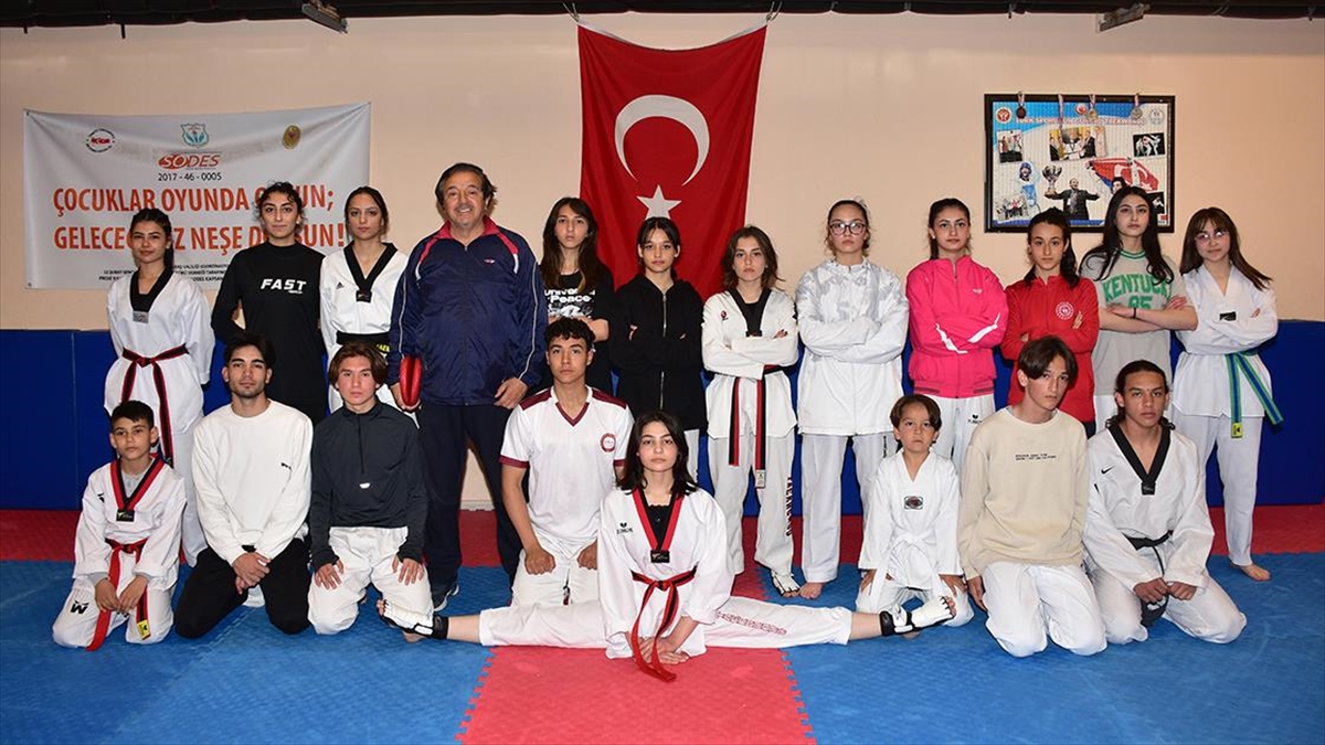 Kahramanmaraş’ta sporcular tekvando yaparak depremin etkilerinden uzaklaşmaya çalışıyor Kahramanmaraş’ta sporcular tekvando yaparak depremin etkilerinden uzaklaşmaya çalışıyor