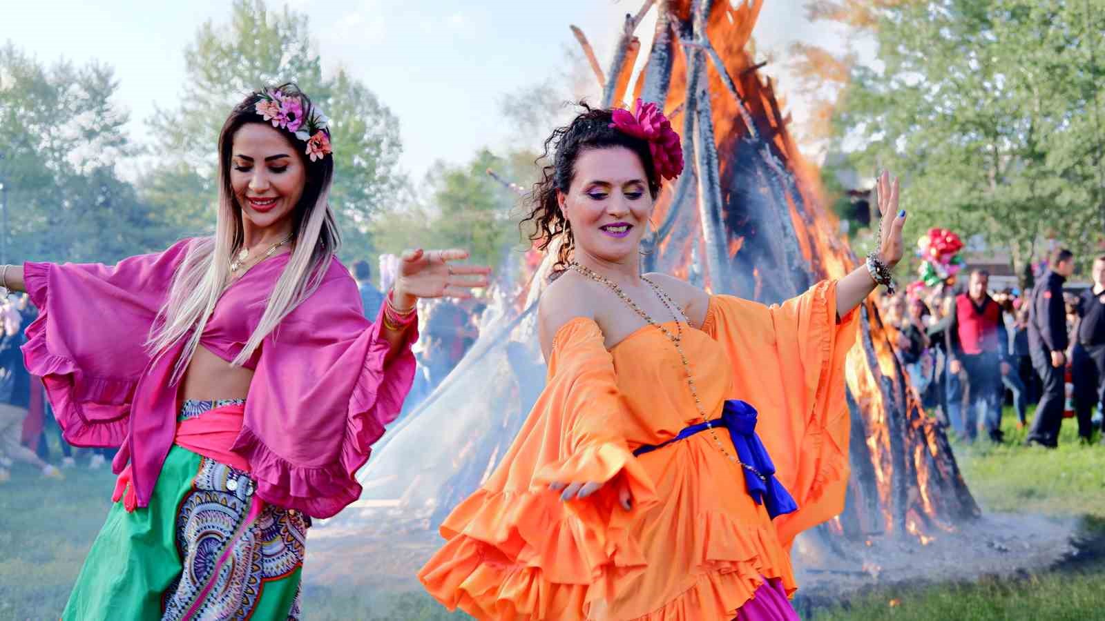 Kakava ateşi yerli ve yabancı on binlerce kişinin katılımıyla yakıldı Kakava ateşi yerli ve yabancı on binlerce kişinin katılımıyla yakıldı