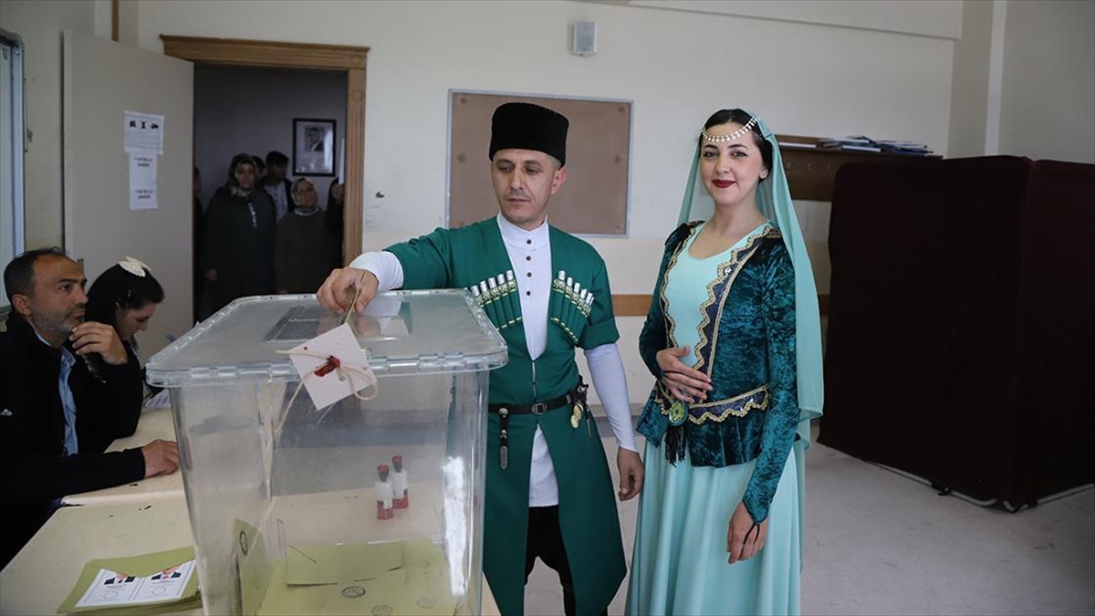 Kars’ta bir çift Kafkas kıyafetiyle oy kullandı Kars’ta bir çift Kafkas kıyafetiyle oy kullandı