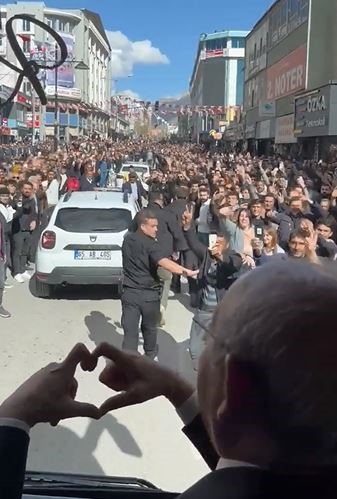 Kılıçdaroğlu’nun seçim otobüsünden vatandaşa küfür Kılıçdaroğlu’nun seçim otobüsünden vatandaşa küfür