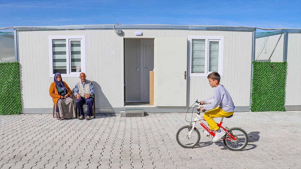 Kültür ve Turizm Bakanlığınca Malatya’da kurulan konteyner kente aileler yerleştiriliyor