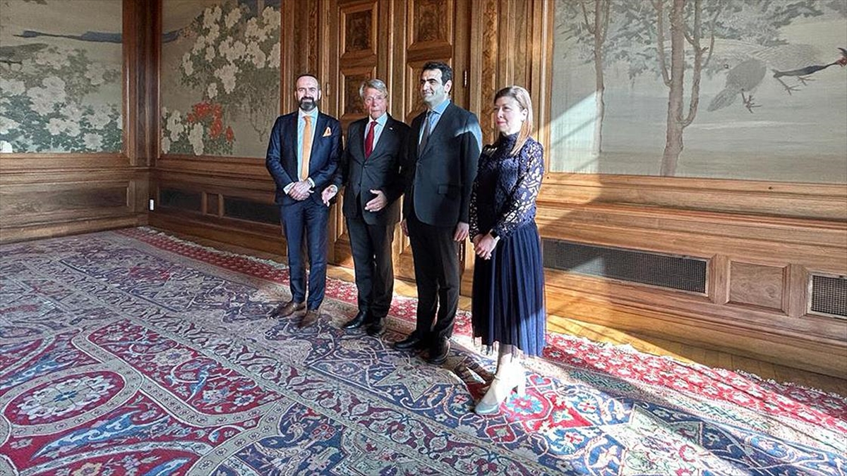 Lahey Barış Sarayı’ndaki Hereke halısı restore edilmek üzere Türkiye’ye gönderildi Lahey Barış Sarayı’ndaki Hereke halısı restore edilmek üzere Türkiye’ye gönderildi