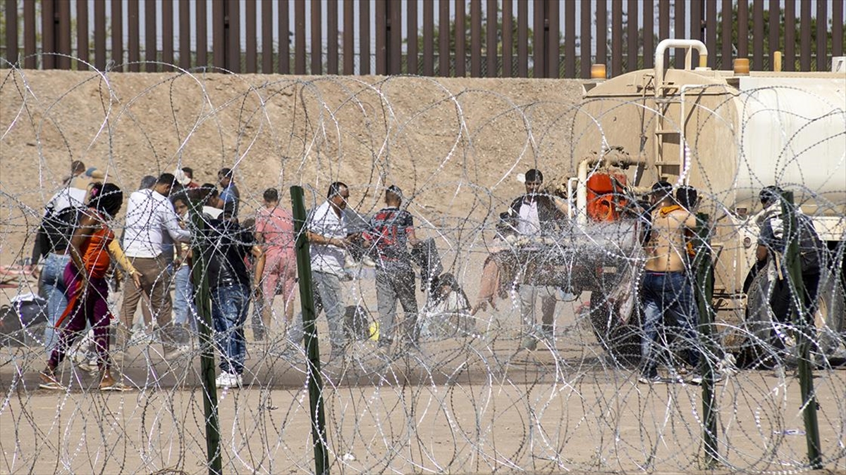Meksika sınırında 10 binden fazla düzensiz göçmen, ABD’ye girmek için “42. madde”nin kalkmasını bekliyor