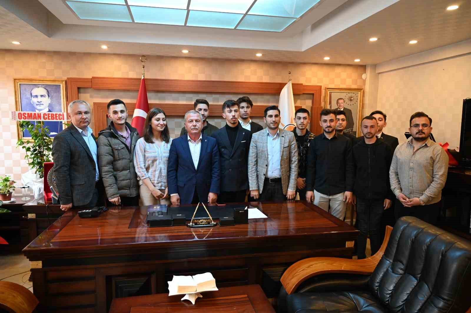 Memleket Partisi’nde istifa depremi: Gençlik kolları başkanı ve üyeleri AK Parti’ye geçti Memleket Partisi’nde istifa depremi: Gençlik kolları başkanı ve üyeleri AK Parti’ye geçti