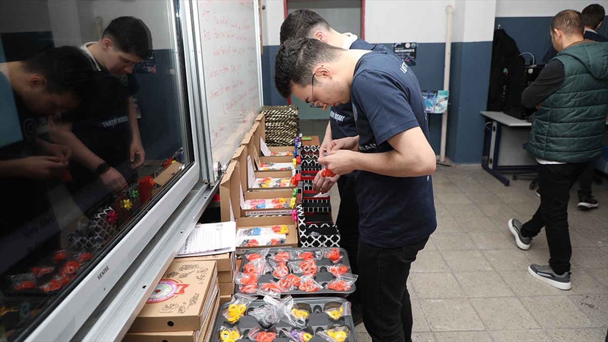 Meslek lisesinde üretilen zeka oyunları deprem bölgesindeki okullara gönderiliyor
