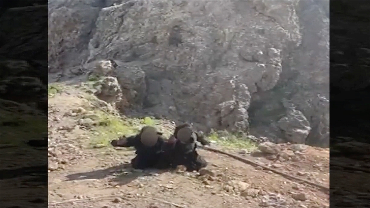 MSB, sözde yönetim kadrosundan 2 PKK’lı teröristin teslim olma görüntülerini paylaştı