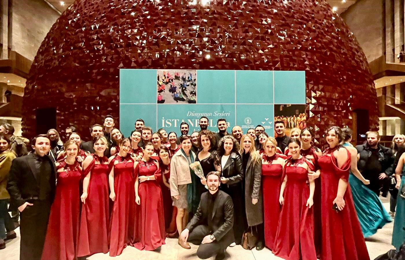 Nilüfer Çoksesli Koro dünyaca ünlü korolarla aynı sahnede Nilüfer Çoksesli Koro dünyaca ünlü korolarla aynı sahnede