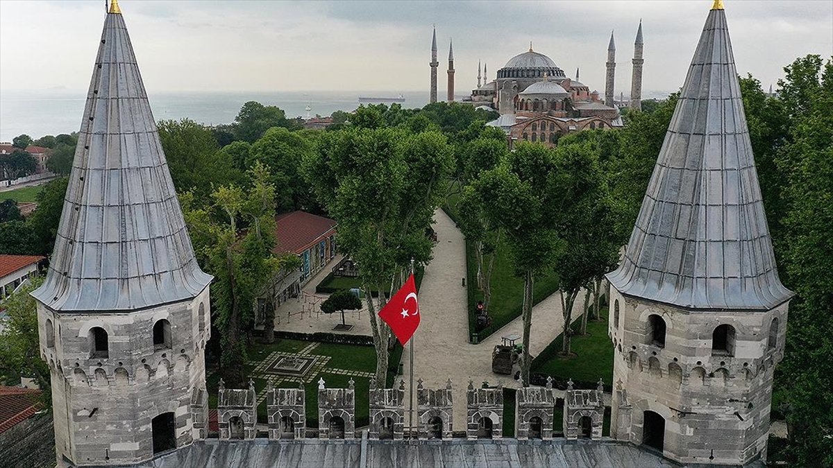 Topkapı Sarayı ve Mukaddes Emanetler, FPV dron ile görüntülendi Topkapı Sarayı ve Mukaddes Emanetler, FPV dron ile görüntülendi
