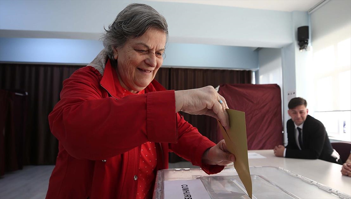 Türkiye’nin en büyük adası Gökçeada ve köyü olmayan tek ilçesi Bozcaada’da seçmenler sandık başında Türkiye’nin en büyük adası Gökçeada ve köyü olmayan tek ilçesi Bozcaada’da seçmenler sandık başında