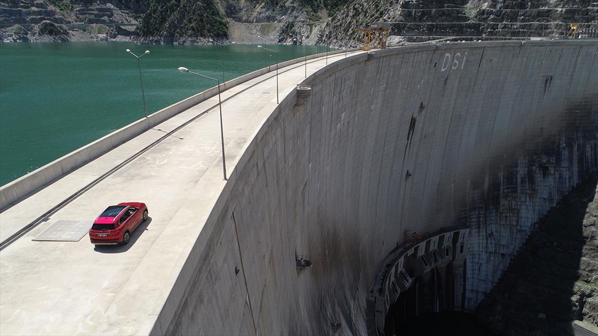 Türkiye’nin yerli otomobili Togg, Deriner Barajı gövdesinde Türkiye’nin yerli otomobili Togg, Deriner Barajı gövdesinde