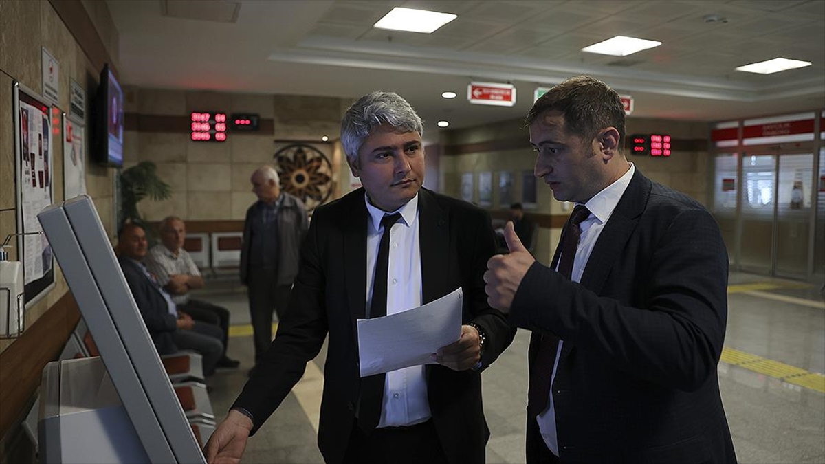 Adliyede işitme engellilerin “sesi” oluyorlar Adliyede işitme engellilerin “sesi” oluyorlar