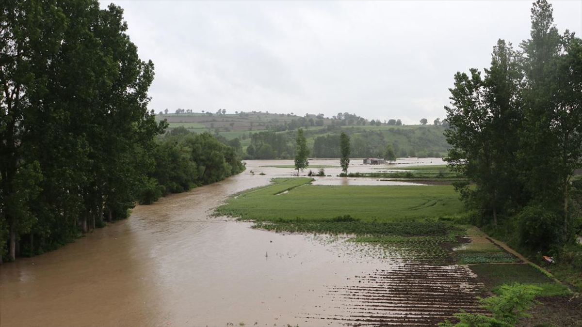 Bafra’da sağanak su baskınlarına neden oldu Bafra’da sağanak su baskınlarına neden oldu
