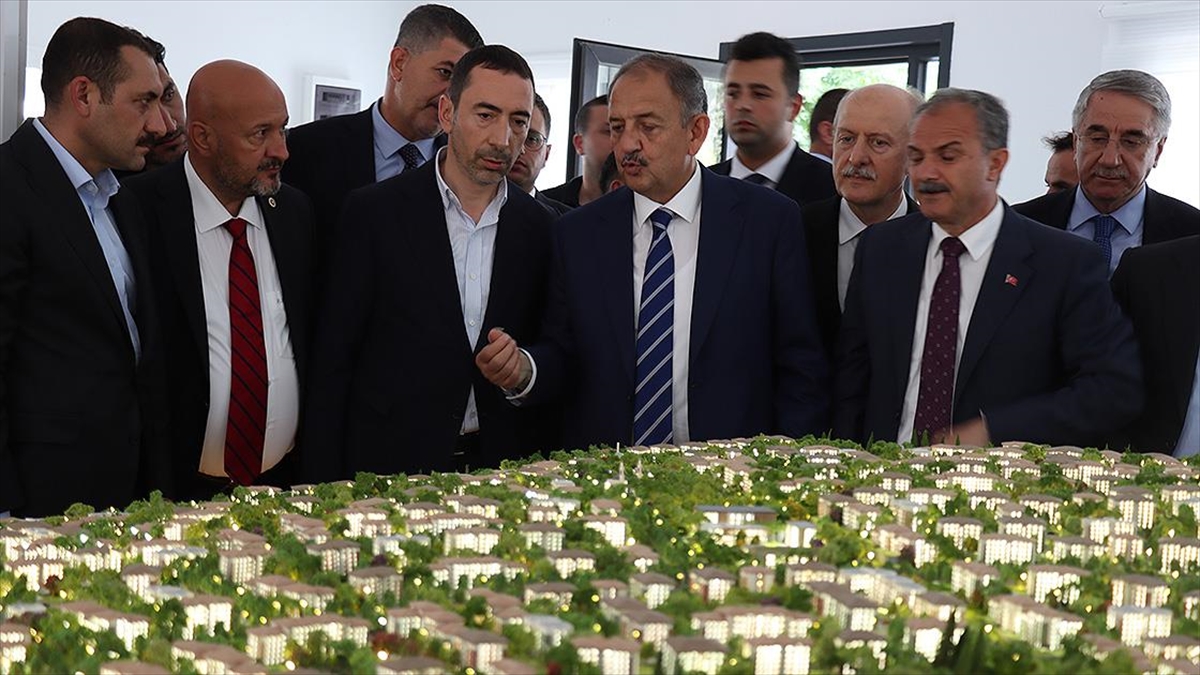 Bakan Özhaseki: Deprem bölgesindeki 319 bin civarındaki bağımsız birimi 1 yıl içinde teslim edeceğiz