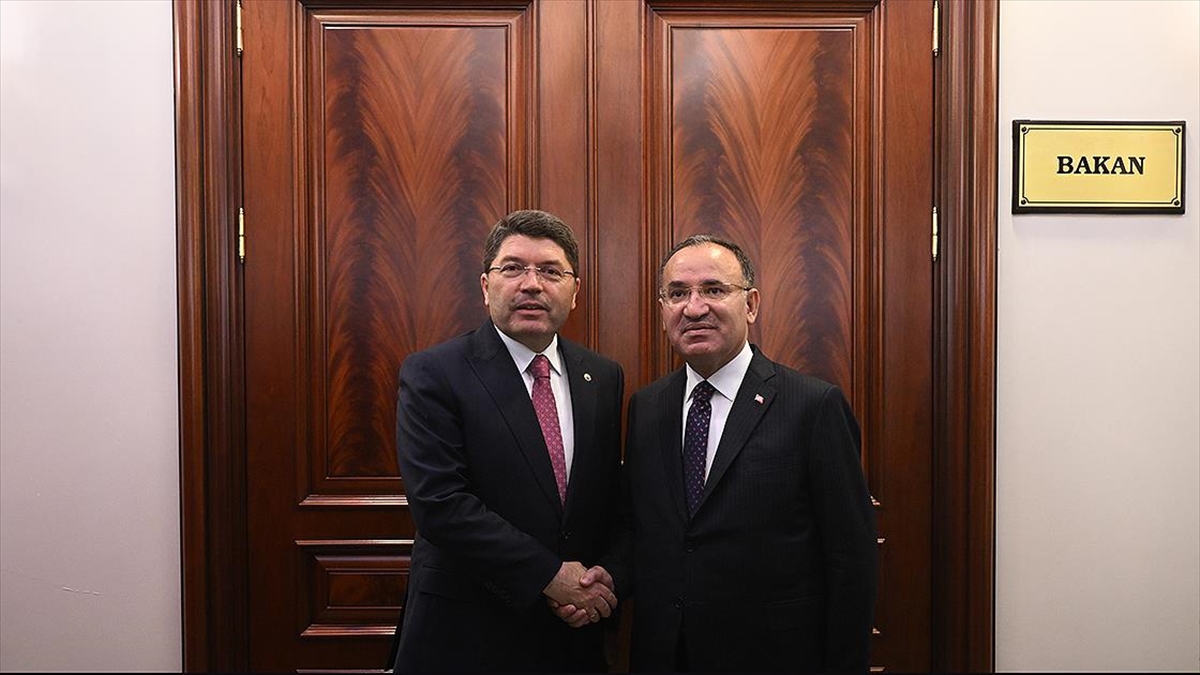 Bakan Tunç: Demokratik, sivil anayasayla ilgili bir uzlaşmanın sağlanması en büyük temennimizdir Bakan Tunç: Demokratik, sivil anayasayla ilgili bir uzlaşmanın sağlanması en büyük temennimizdir